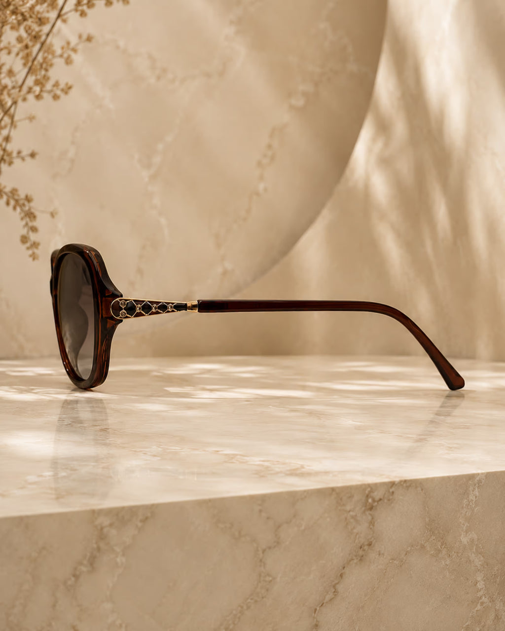 Front profile of Amber women's sunglasses